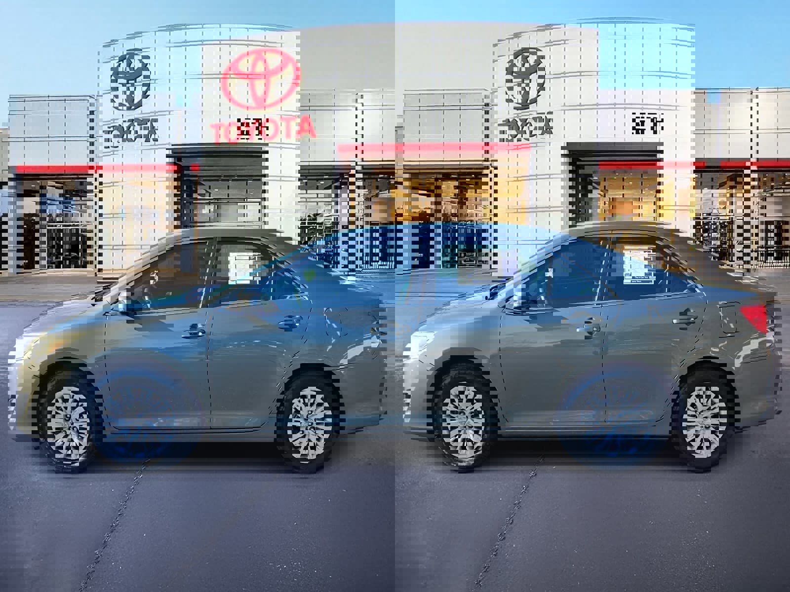 Used 2014 Toyota Camry L image 8