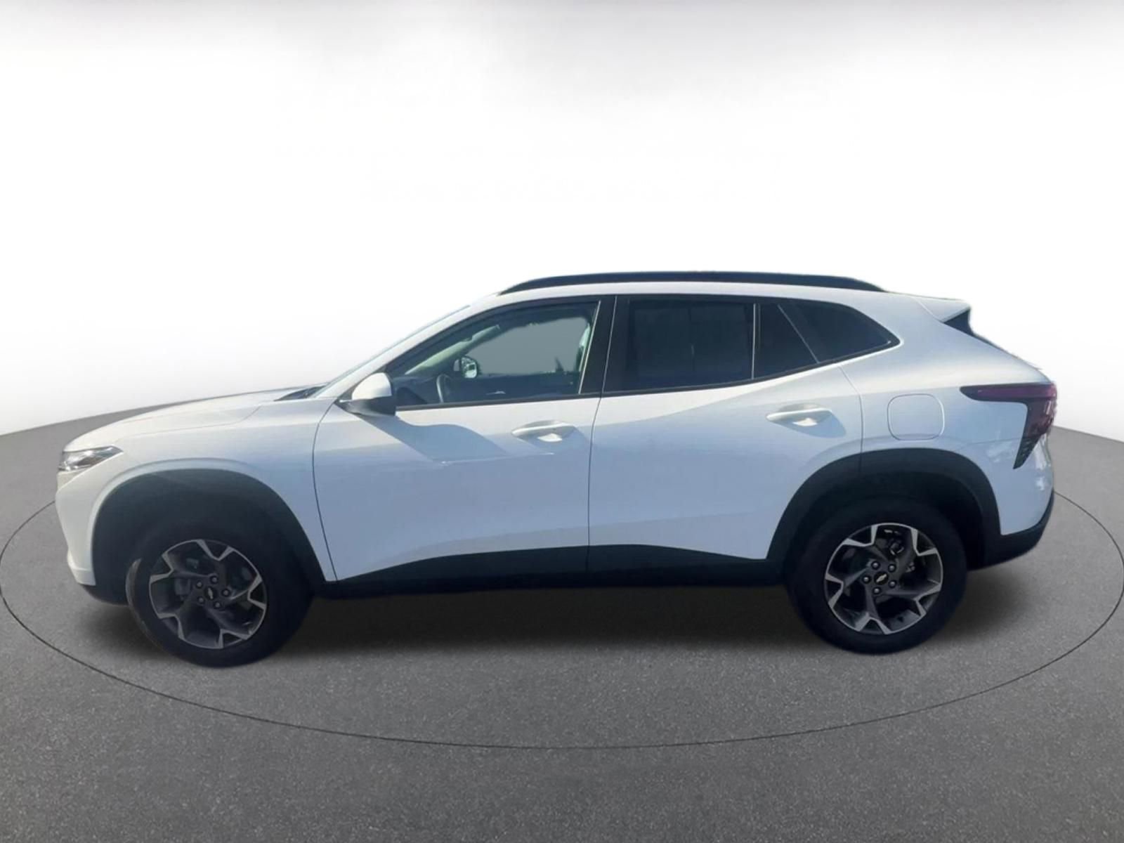 Used 2025 Chevrolet Trax LT w/ LT Convenience Package FWD image 9