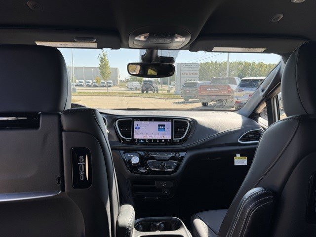 New 2026 Chrysler Pacifica Select image 30