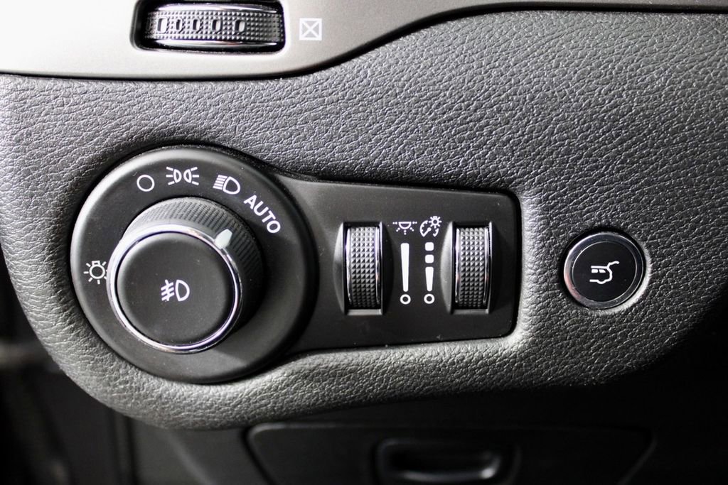 Used 2019 Jeep Cherokee Limited AWD/4WD image 19