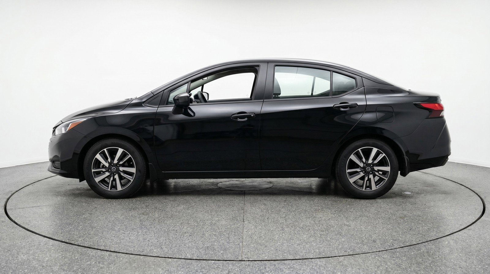 Used 2025 Nissan Versa SV FWD image 5