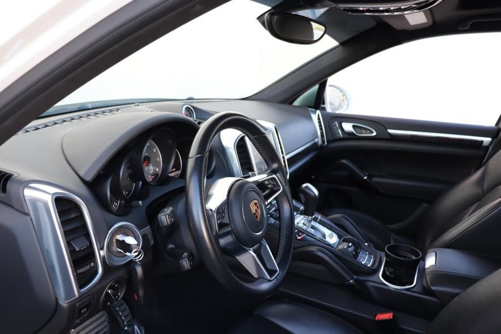 Used 2018 Porsche Cayenne S image 48