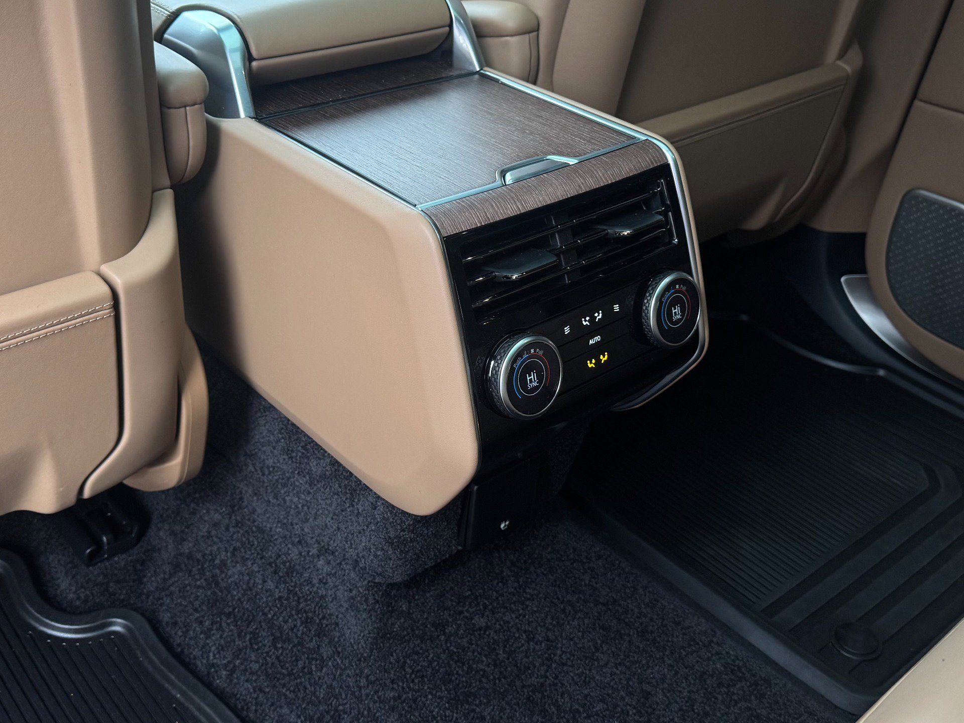 Used 2024 Land Rover Range Rover Long Wheelbase Autobiography image 48