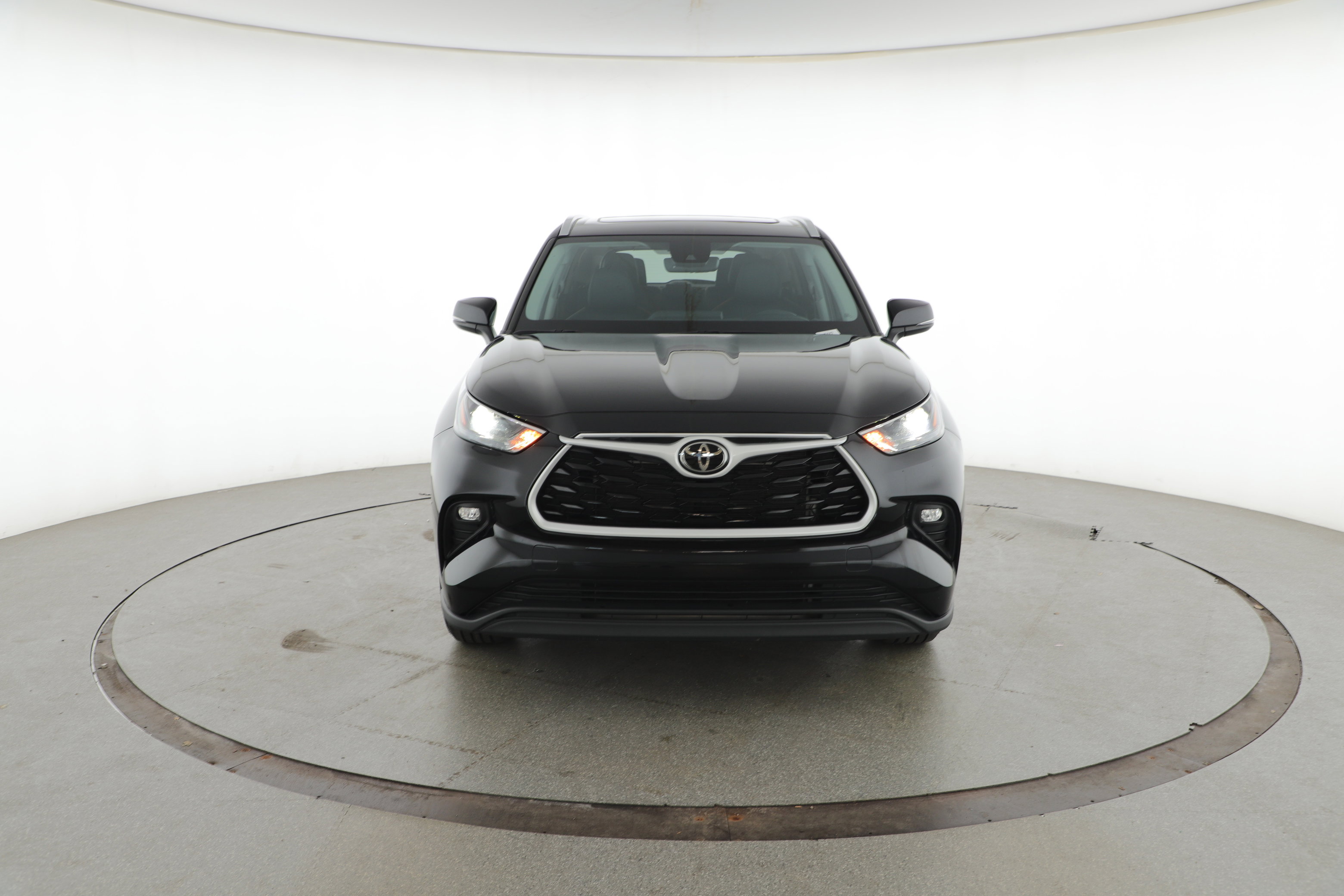 Used 2024 Toyota Highlander LE image 2