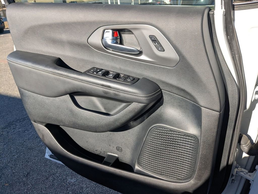 Used 2025 Chrysler Pacifica Select image 15