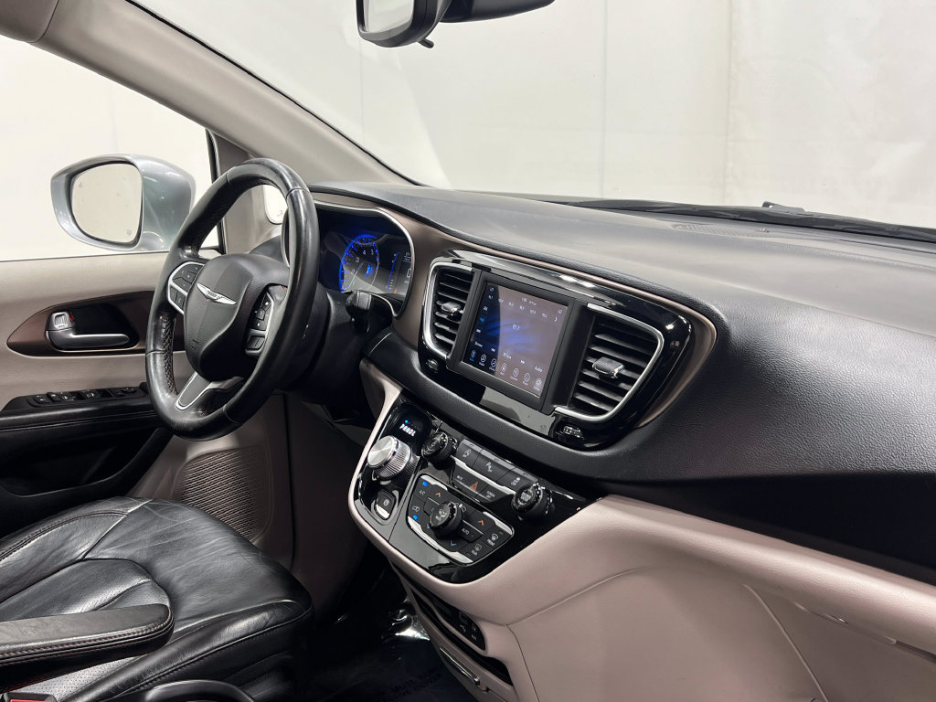 Used 2018 Chrysler Pacifica Touring-L FWD image 19