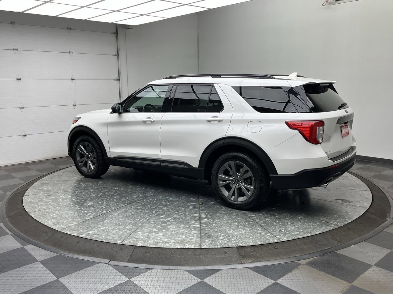 Certified 2021 Ford Explorer XLT w/ Equipment Group 202A AWD/4WD image 2