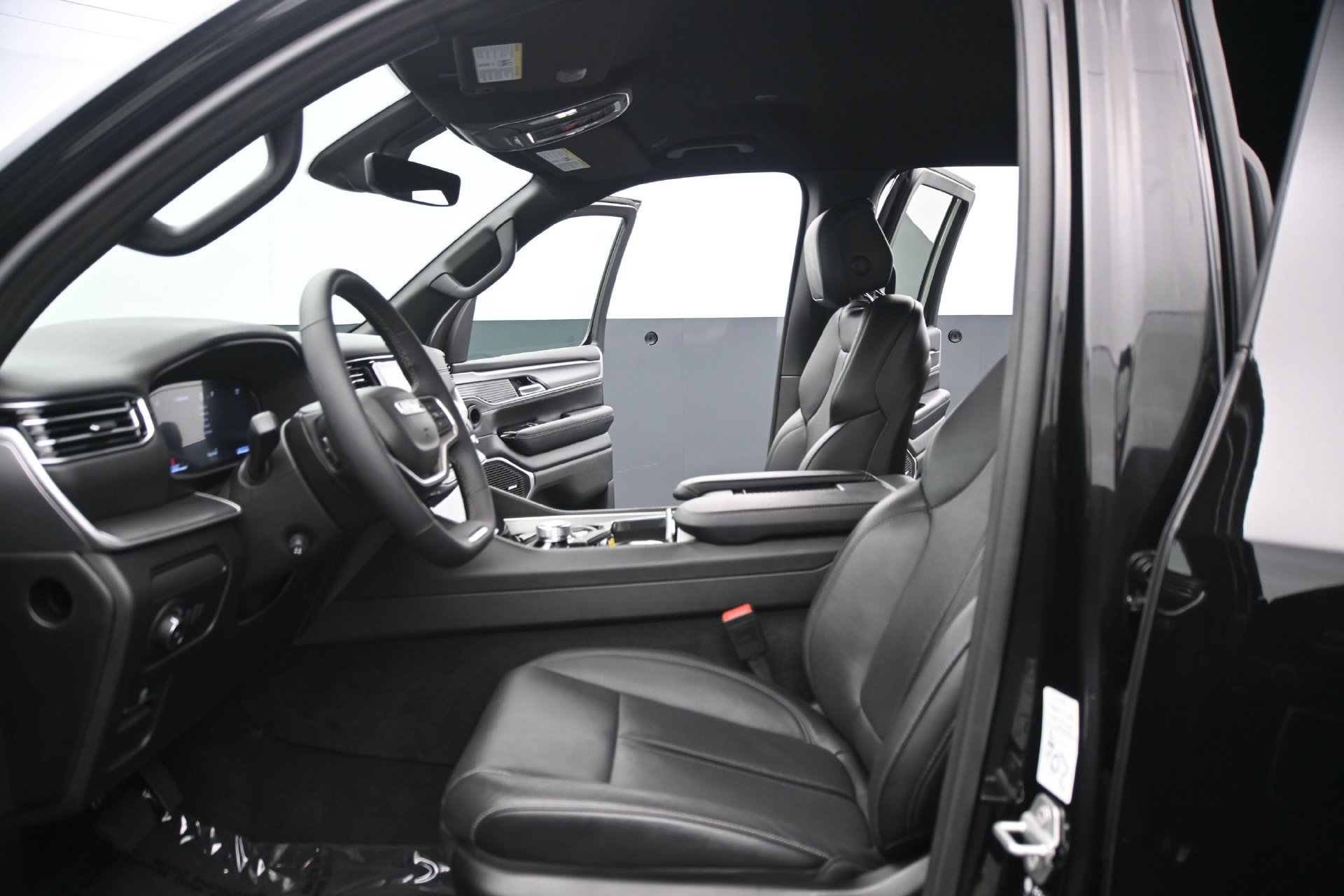 Used 2025 Jeep Wagoneer L Series II w/ 8-pass Seating Package AWD/4WD image 27