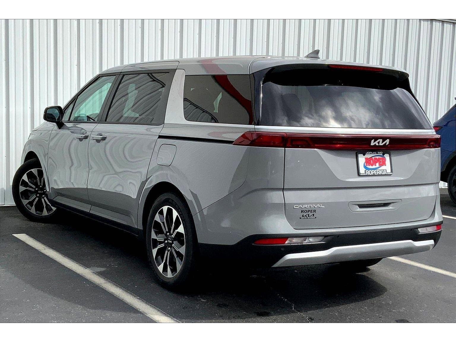 Used 2023 Kia Carnival EX image 10