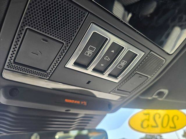 Used 2025 Land Rover Discovery Dynamic SE AWD/4WD image 35