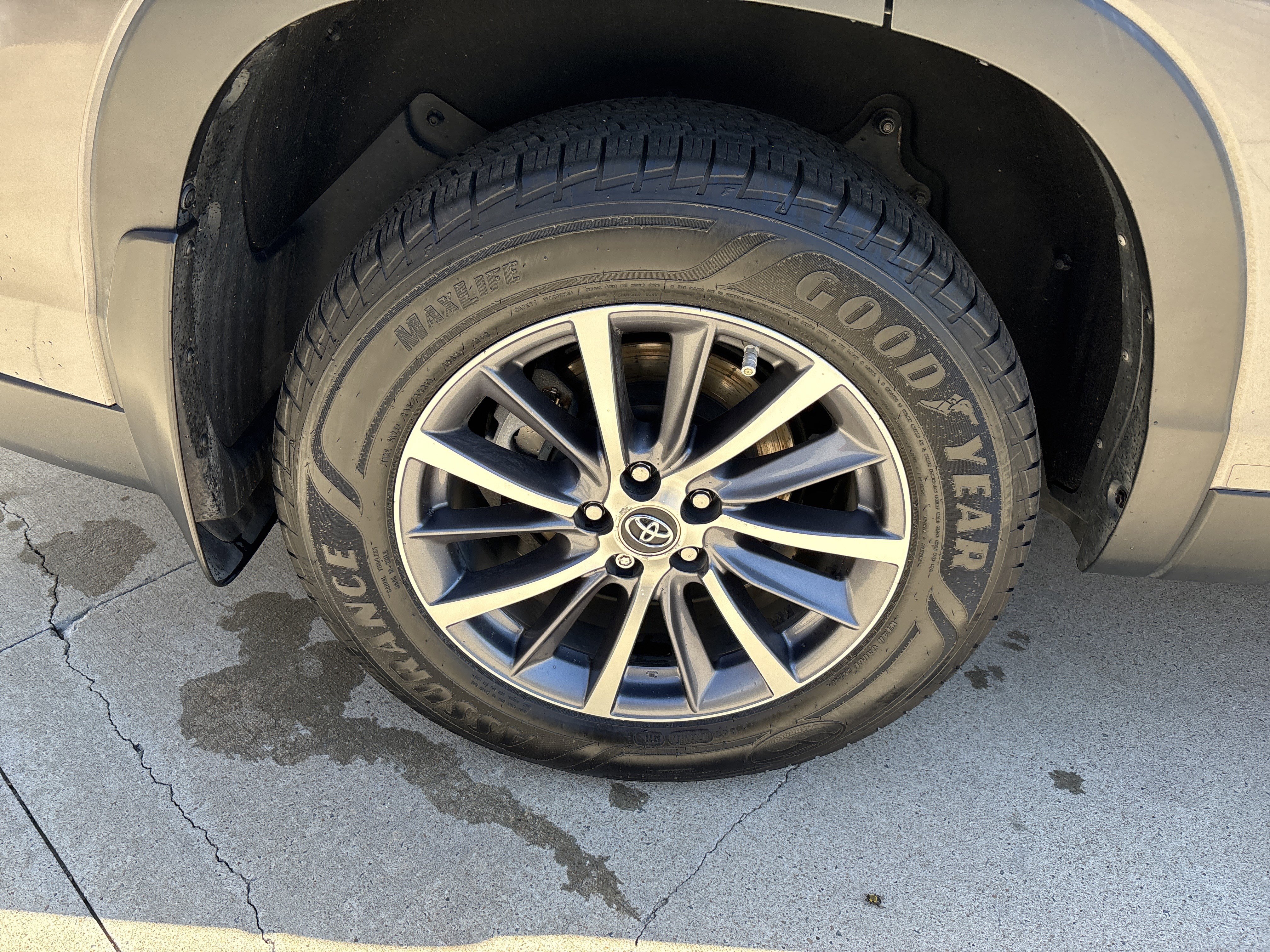Used 2019 Toyota Highlander XLE AWD/4WD image 37