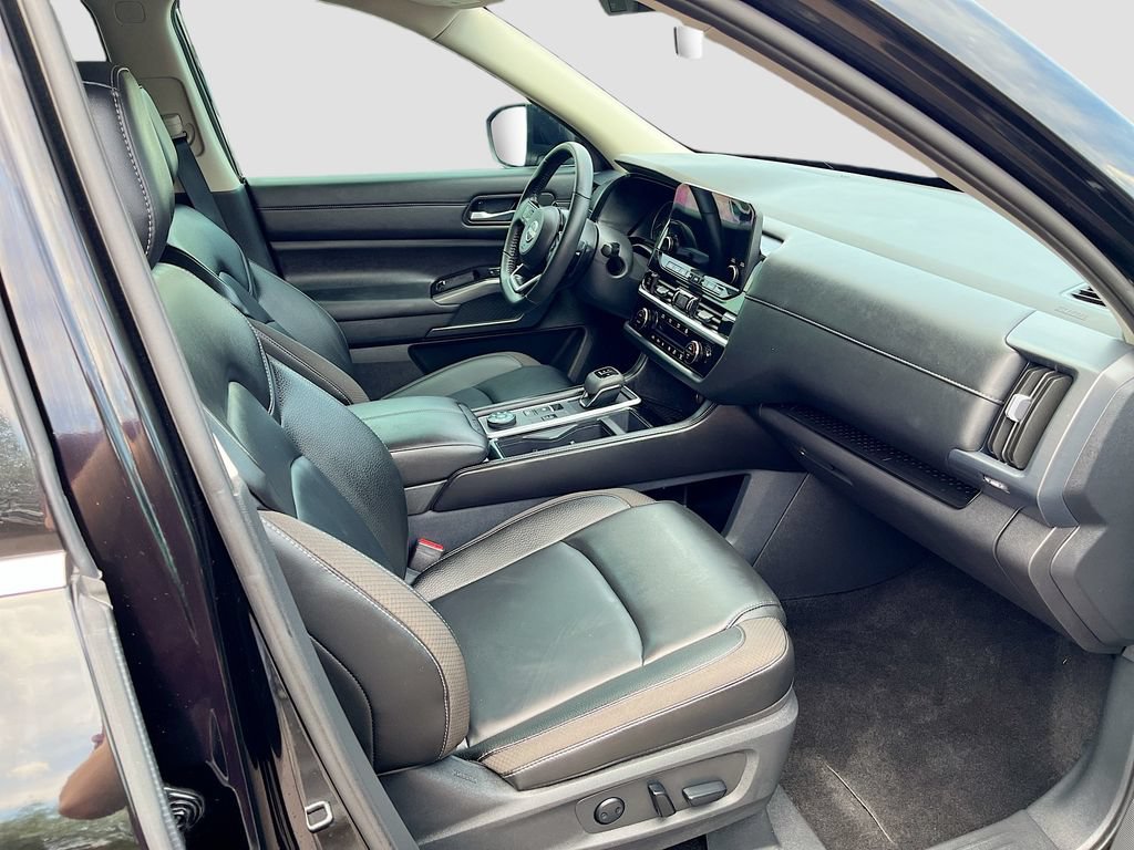 Used 2025 Nissan Pathfinder SL AWD/4WD image 29