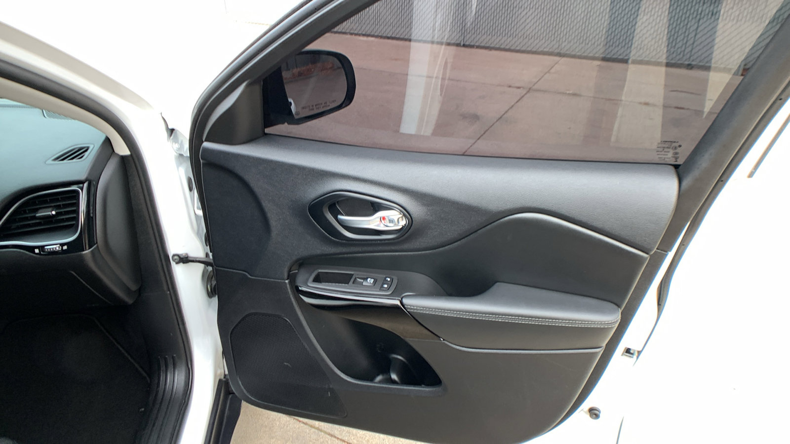 Used 2023 Jeep Cherokee Altitude Lux AWD/4WD image 29