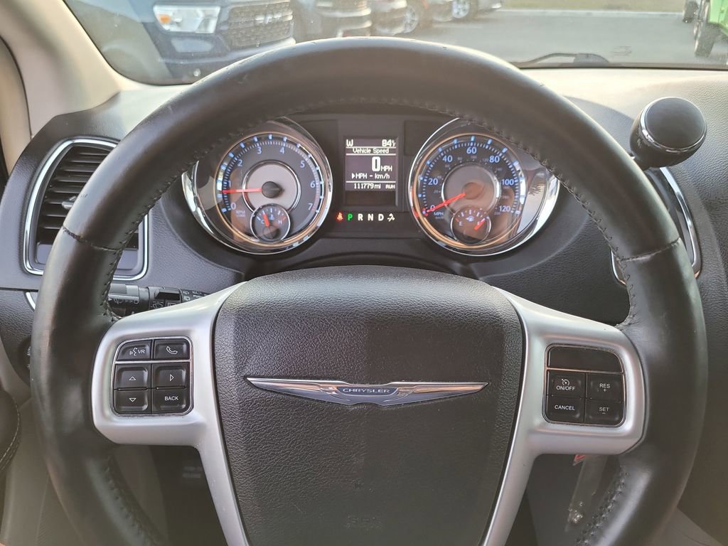 Used 2015 Chrysler Town & Country Touring image 26
