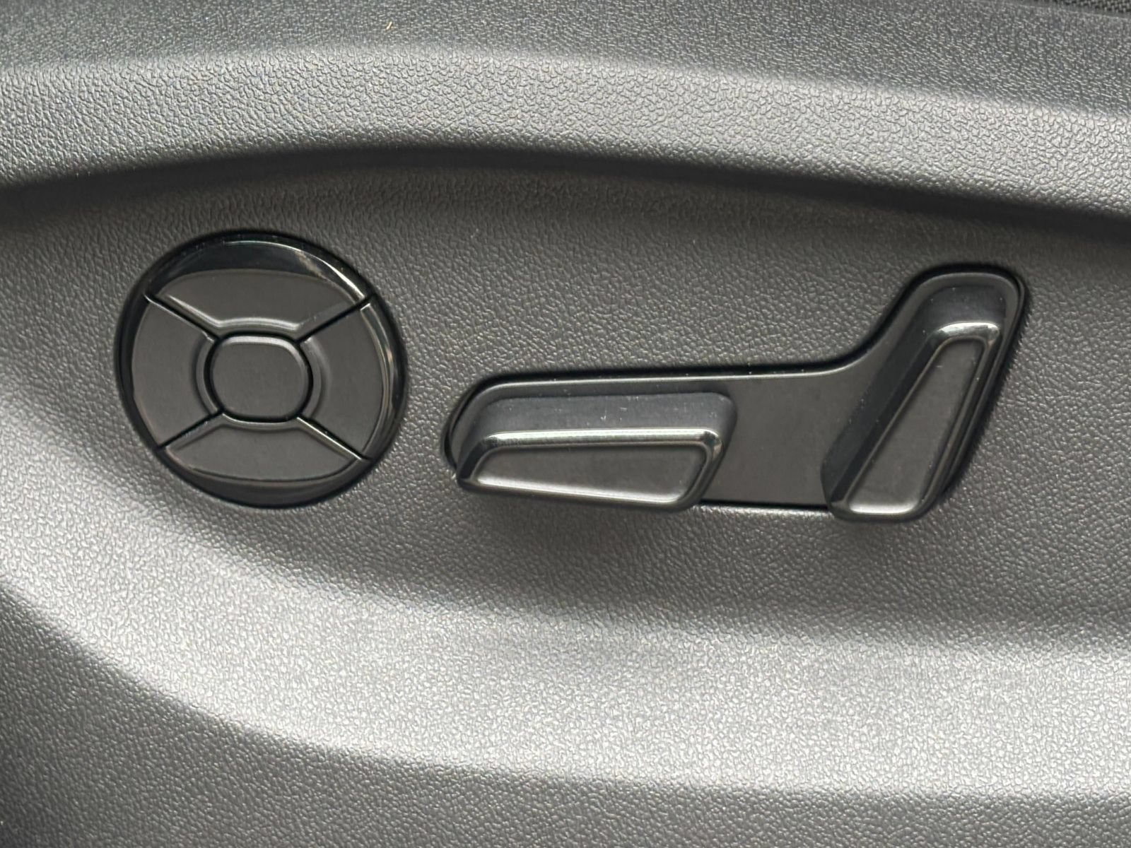 Used 2026 Volkswagen Tiguan SE FWD image 21
