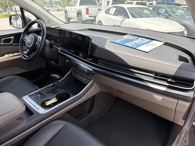 Used 2025 Kia Carnival FWD image 17