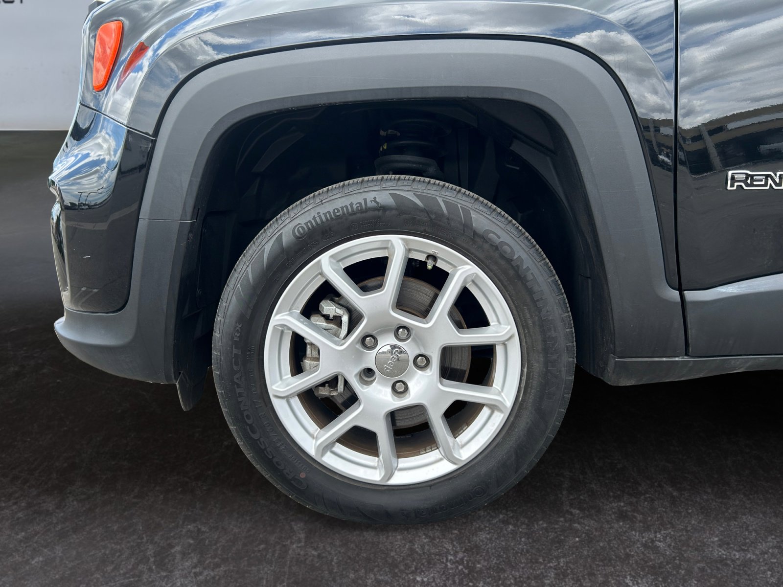 Used 2019 Jeep Renegade Latitude w/ Popular Equipment Group AWD/4WD image 9