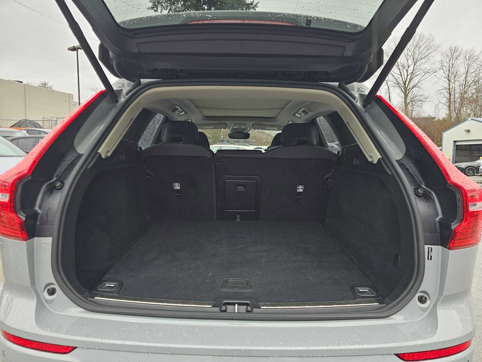 Certified 2025 Volvo XC60 B5 Plus image 17