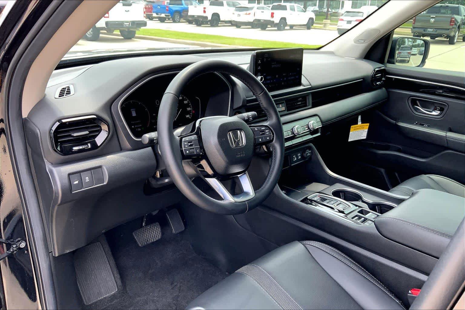 Used 2025 Honda Pilot Touring image 18