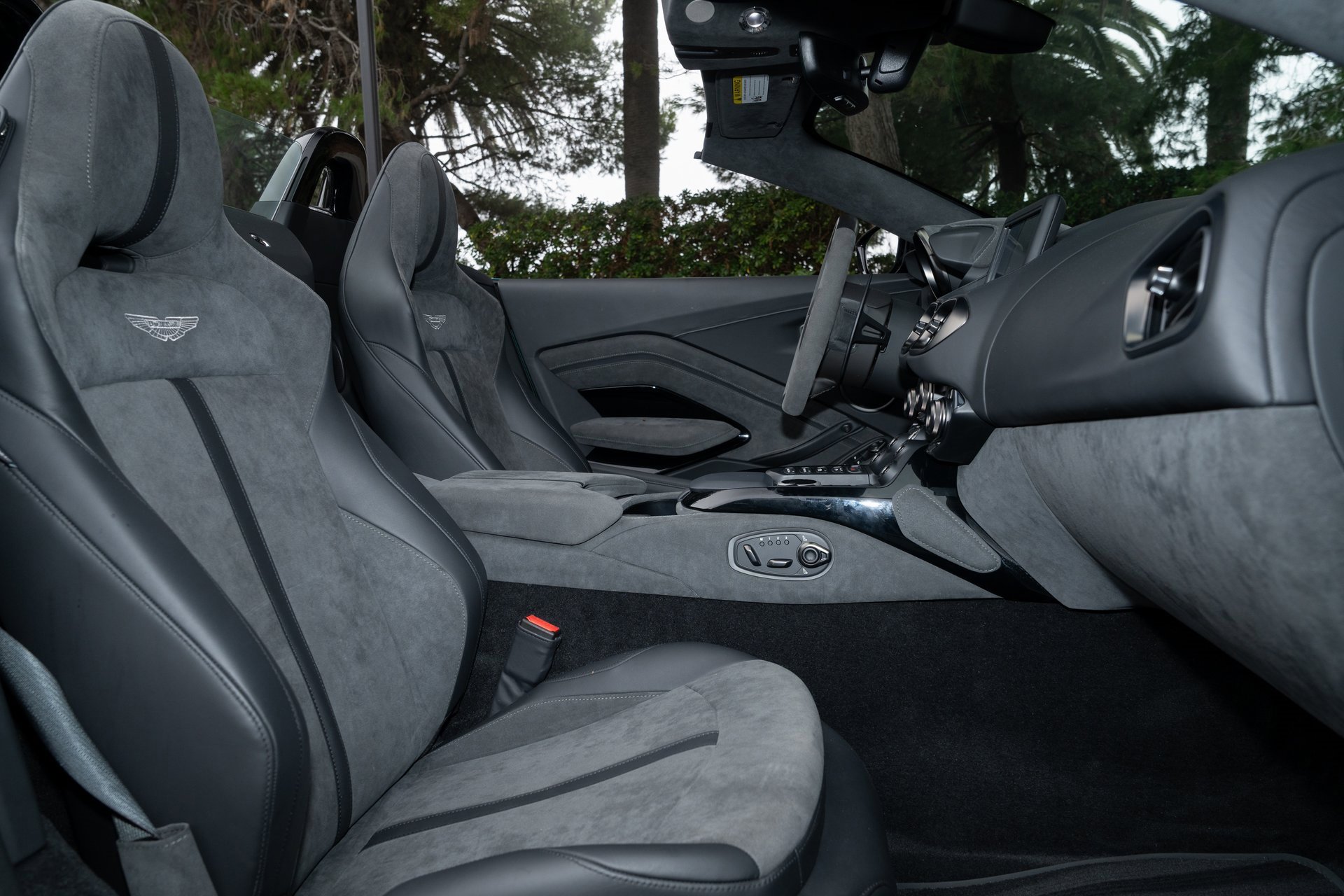 Used 2023 Aston Martin V8 Vantage Roadster image 23