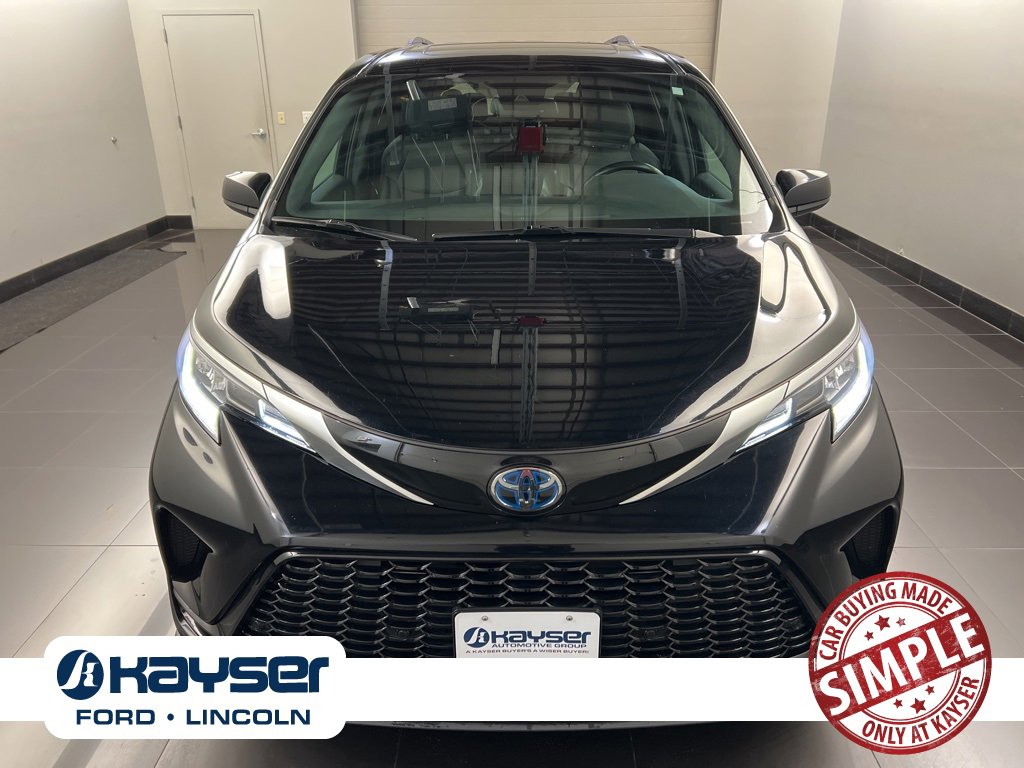 Used 2022 Toyota Sienna XSE image 2