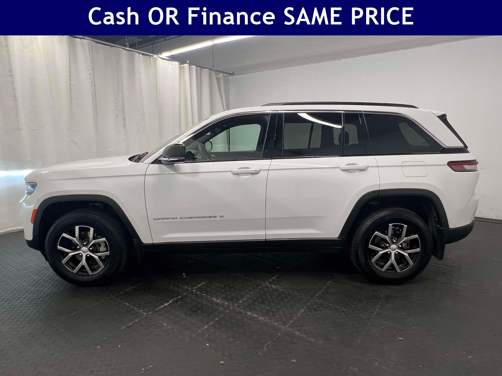 Used 2025 Jeep Grand Cherokee Limited w/ MOPAR Finishing Package AWD/4WD image 9