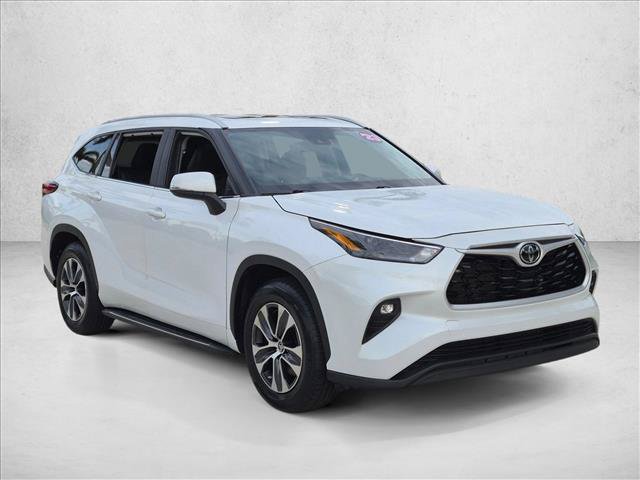 Used 2023 Toyota Highlander XLE FWD image 3