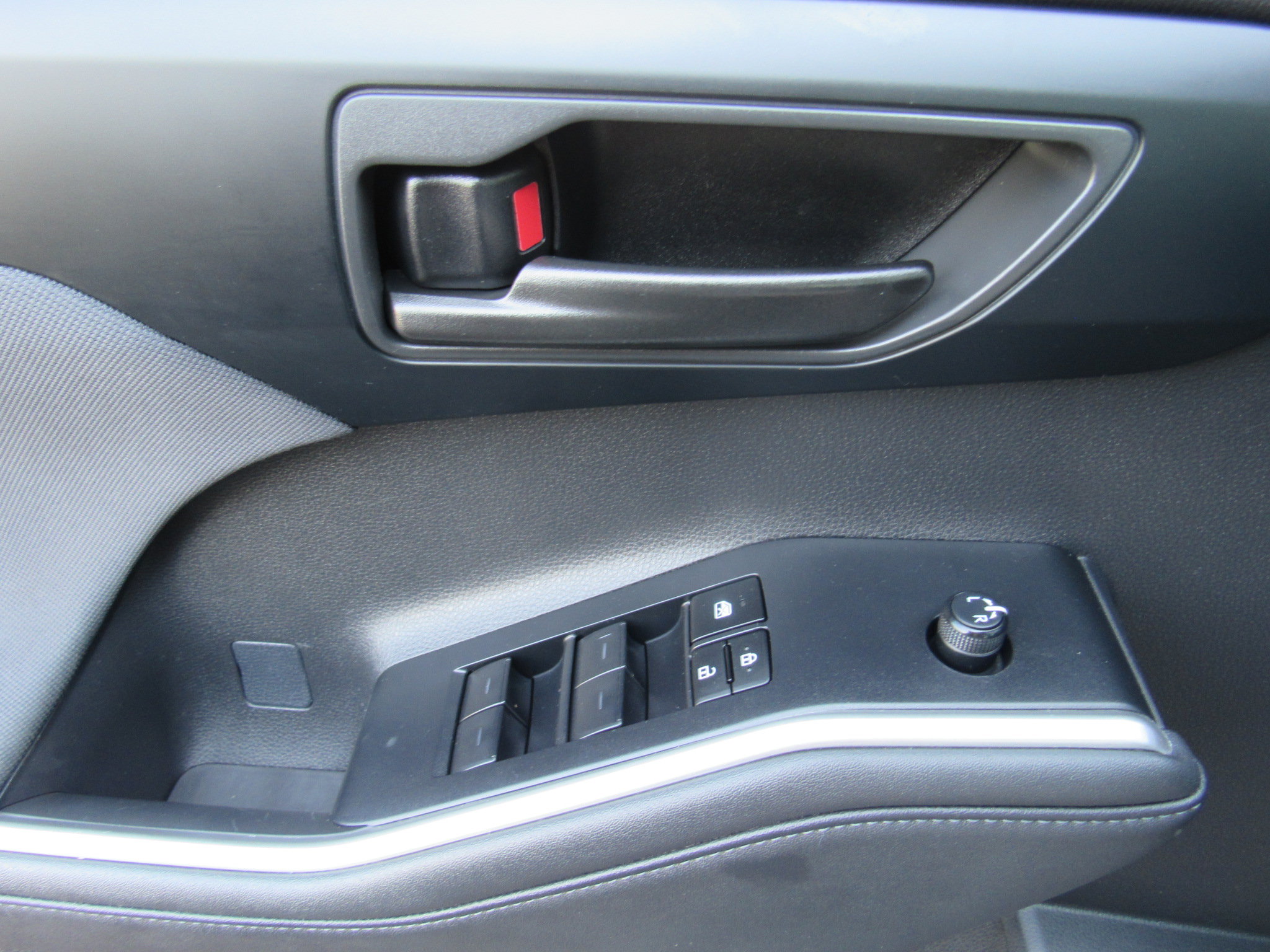 Used 2023 Toyota Highlander LE FWD image 13