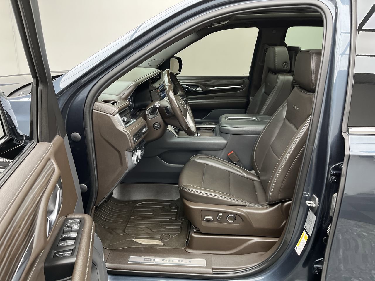 Certified 2021 GMC Yukon Denali w/ Denali Premium Package AWD/4WD image 3