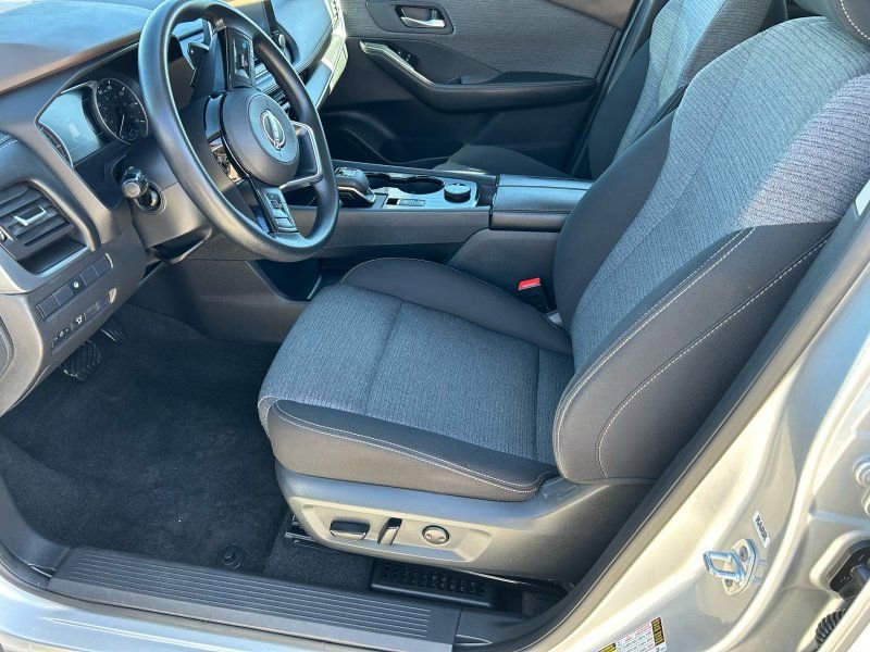 Used 2023 Nissan Rogue SV image 10