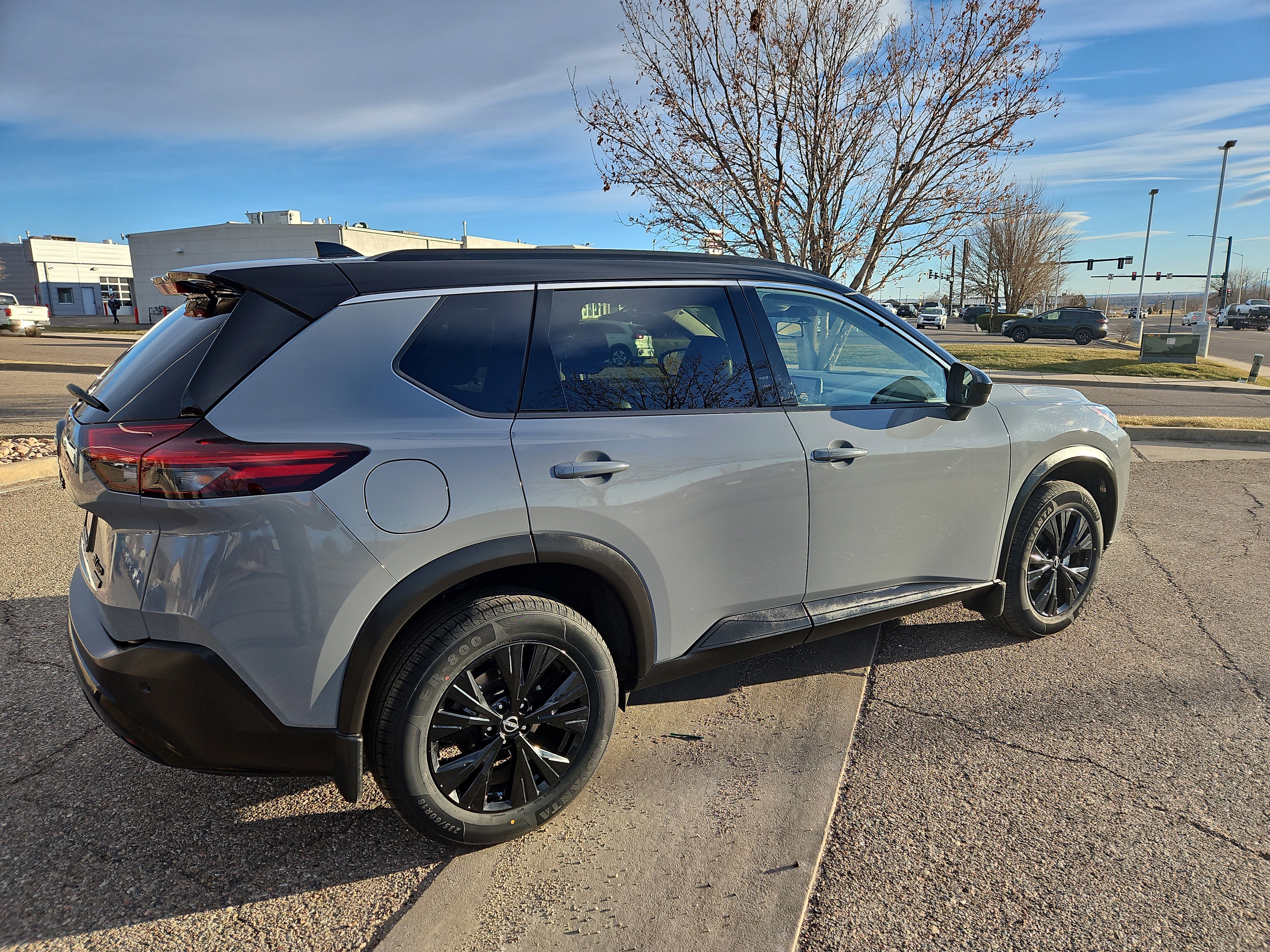 Used 2023 Nissan Rogue SV w/ SV Premium B Package image 3