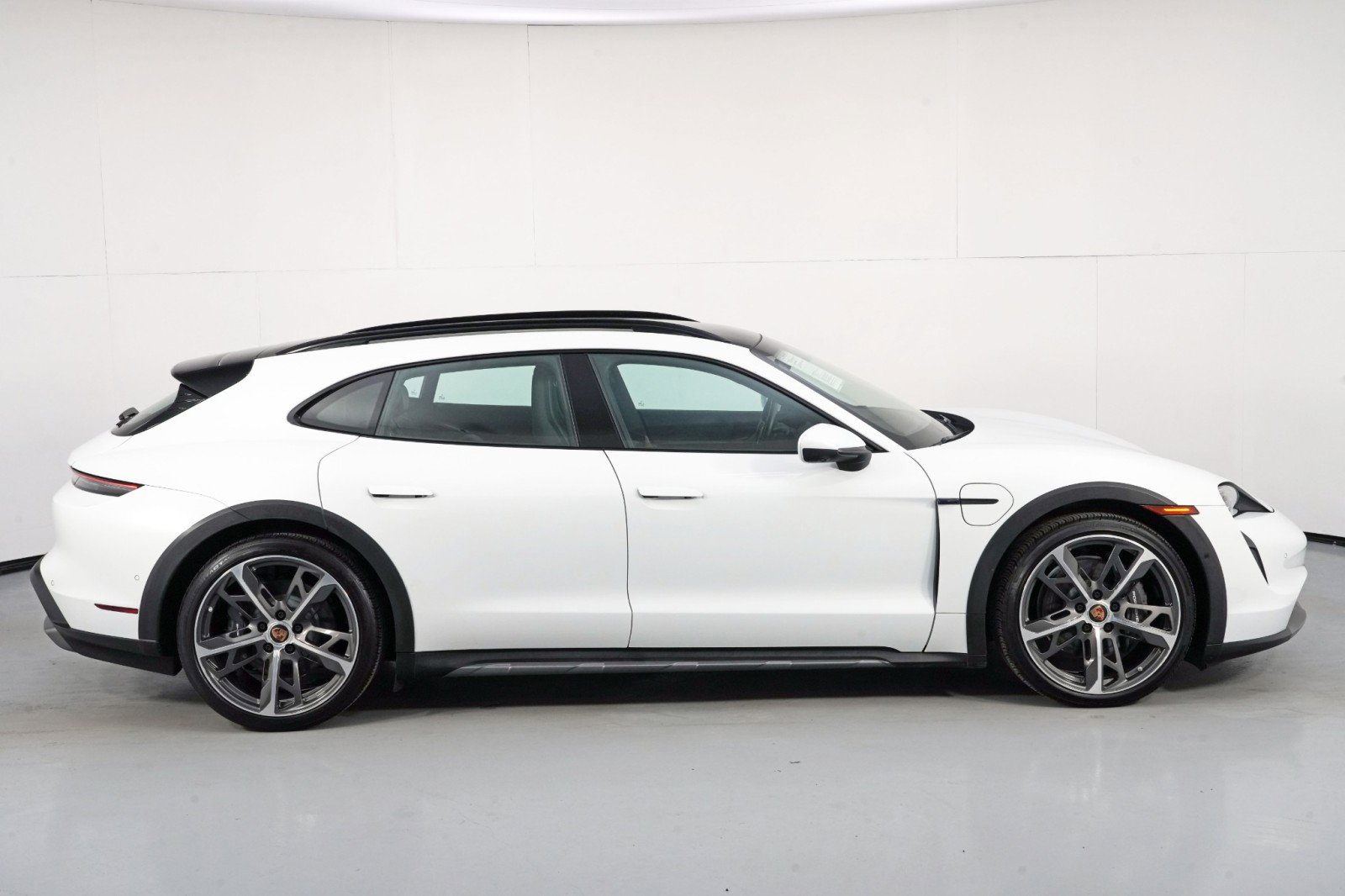 Used 2021 Porsche Taycan 4 Cross Turismo w/ Premium Package AWD/4WD image 53