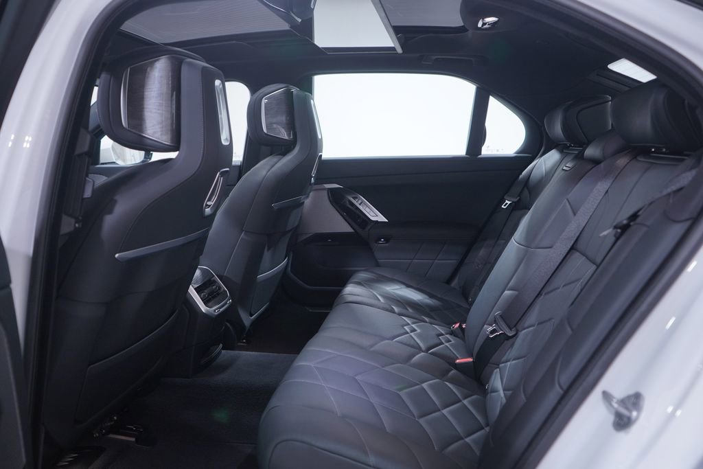 Used 2025 BMW i7 eDrive50 w/ M Sport Package image 9