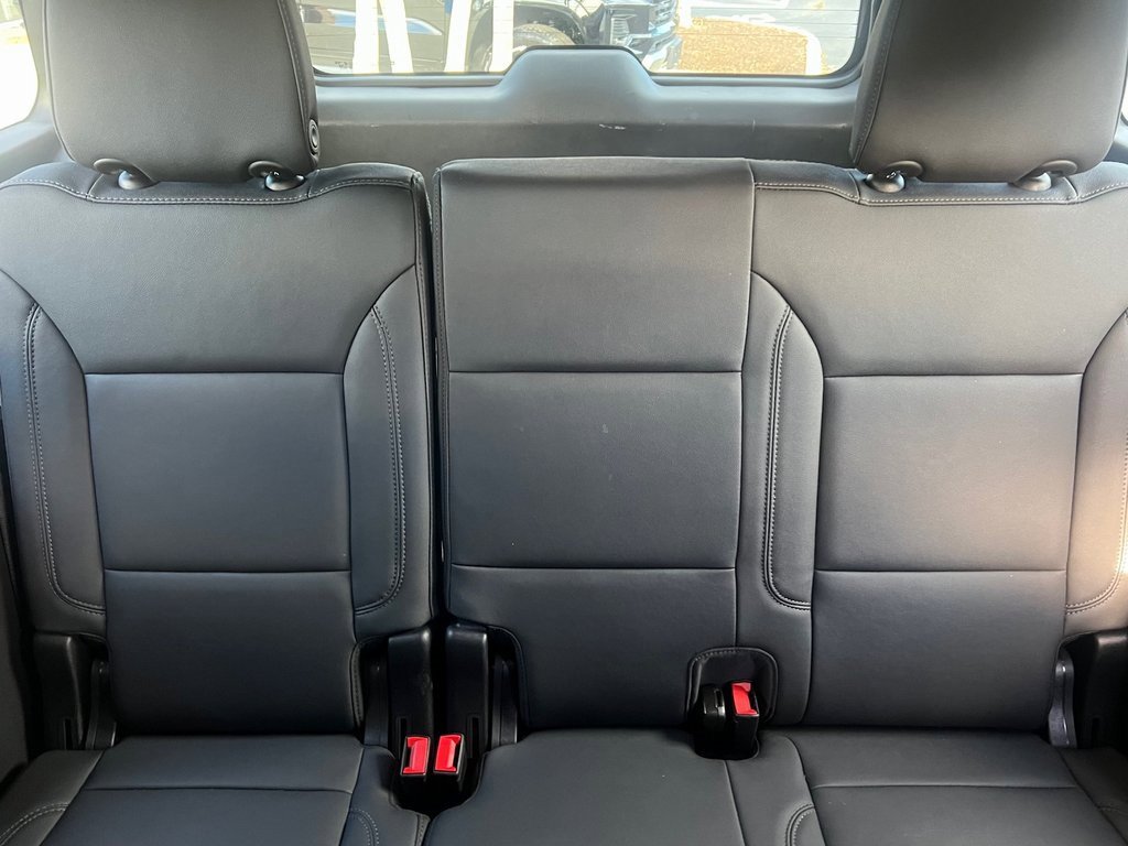 Used 2025 Chevrolet Suburban Z71 image 13