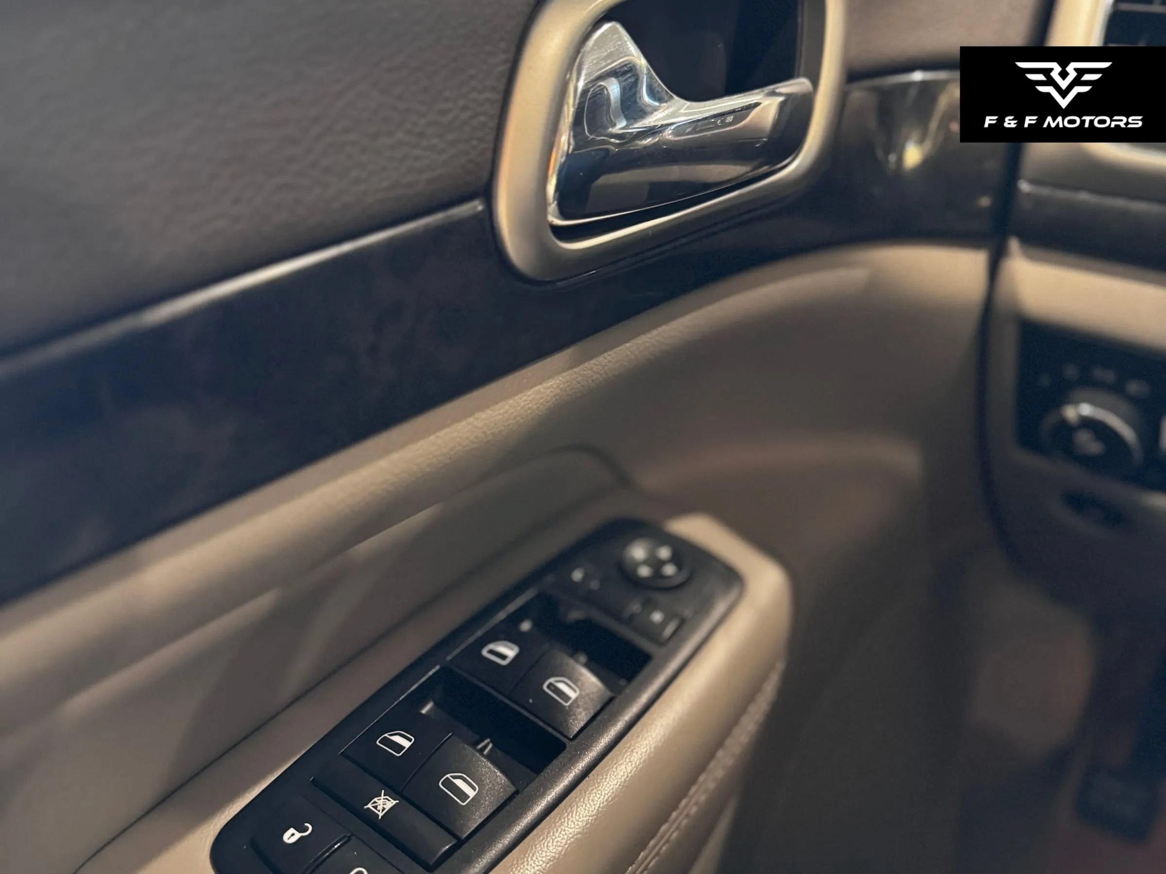 Used 2011 Jeep Grand Cherokee Laredo AWD/4WD image 9