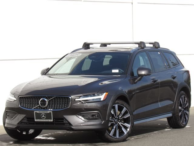 Used 2025 Volvo V60 B5 Cross Country Ultra w/ Protection Package Premier