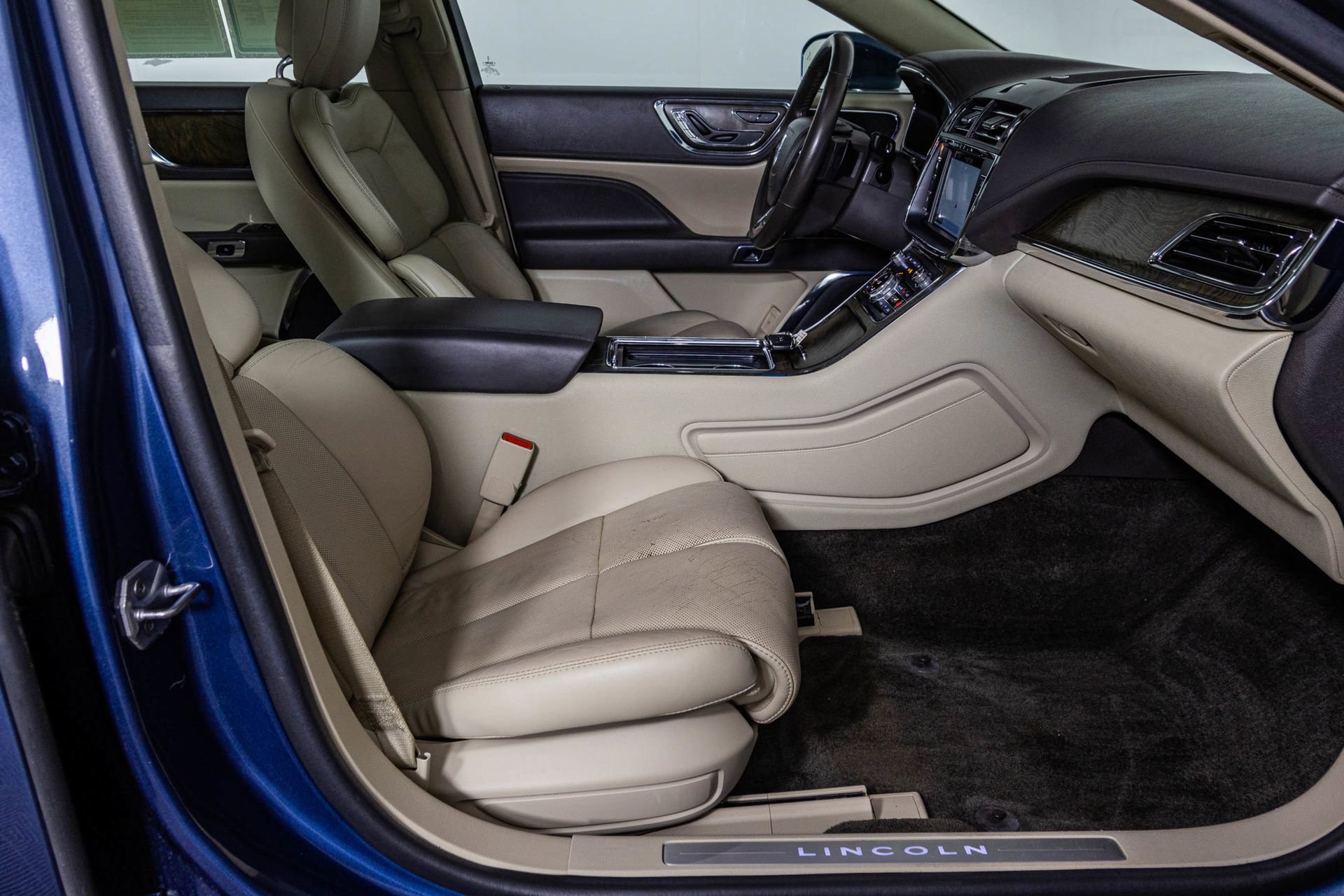 Used 2018 Lincoln Continental Select image 46