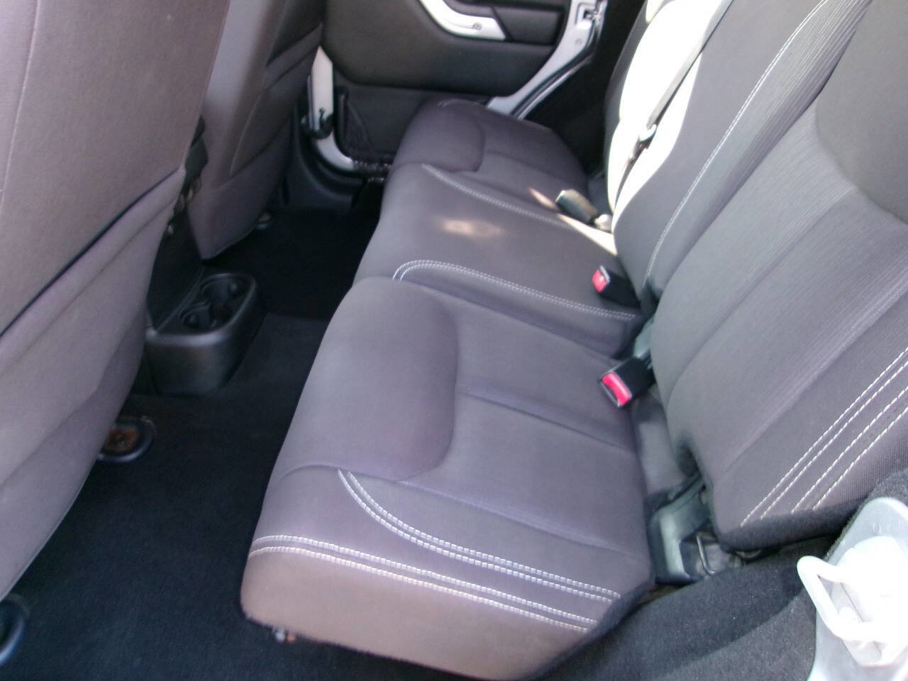 Used 2015 Jeep Wrangler Unlimited Sahara w/ Connectivity Group image 15