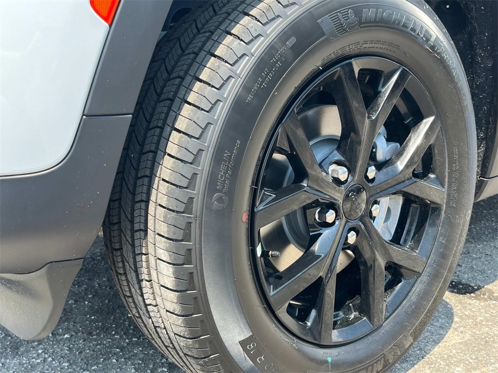 New 2025 Jeep Grand Cherokee Altitude image 9