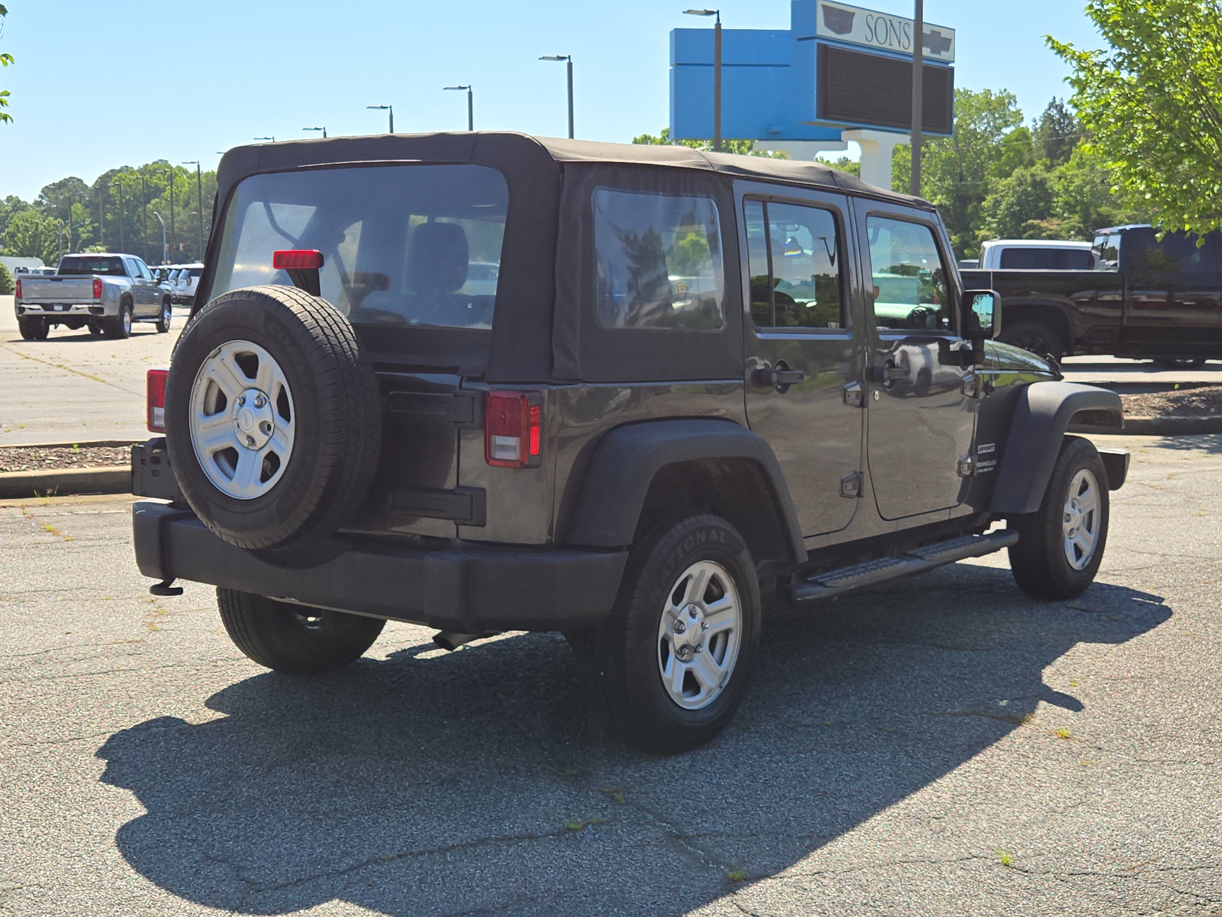 Used 2017 Jeep Wrangler Unlimited Sport w/ Connectivity Group AWD/4WD image 8