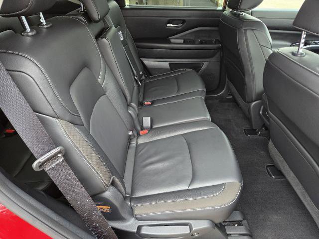 Certified 2024 Nissan Pathfinder SL w/ Black Appearance Package image 21