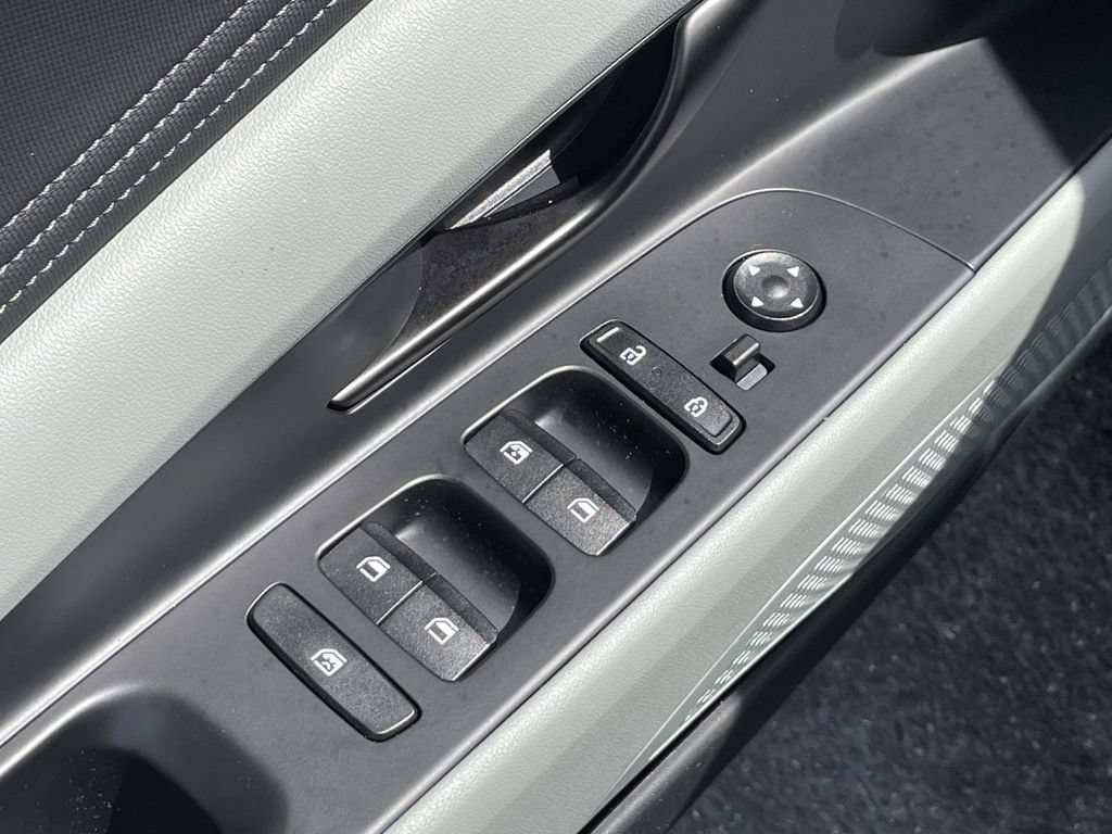 Used 2025 Hyundai Elantra Limited FWD image 25