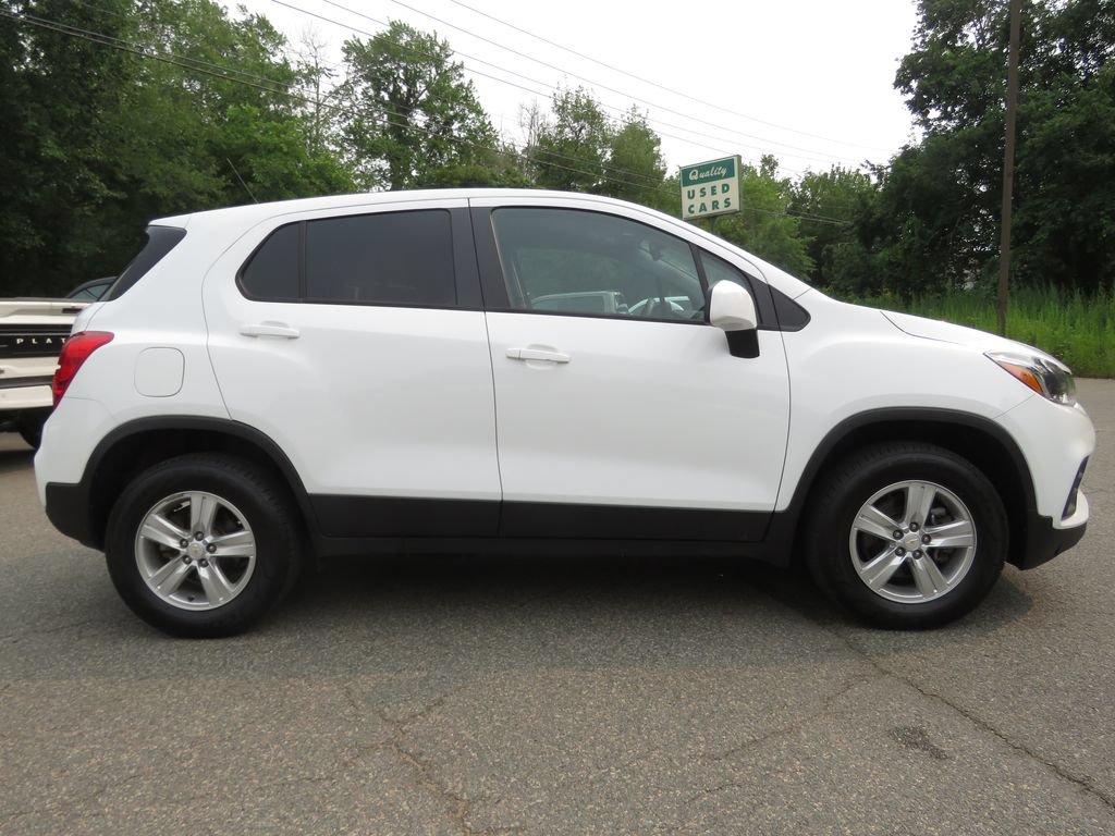 Used 2022 Chevrolet Trax LS w/ Tint and Cruise Package AWD/4WD image 4