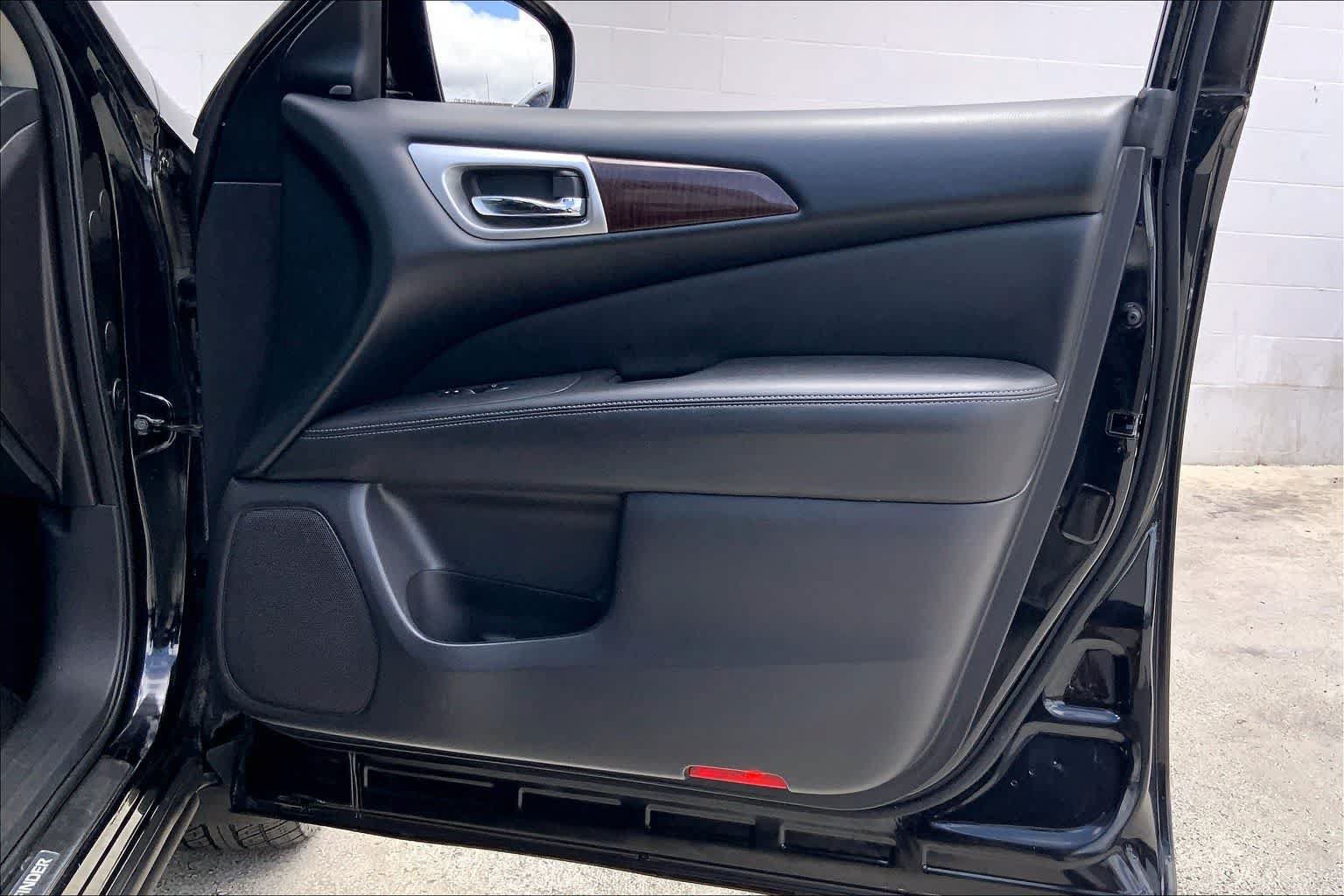 Used 2015 Nissan Pathfinder Platinum w/ Family Entertainment Package FWD image 28