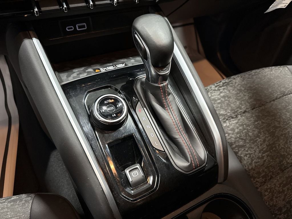 Used 2024 Chevrolet Colorado Z71 w/ Z71 Convenience Package 2 image 16