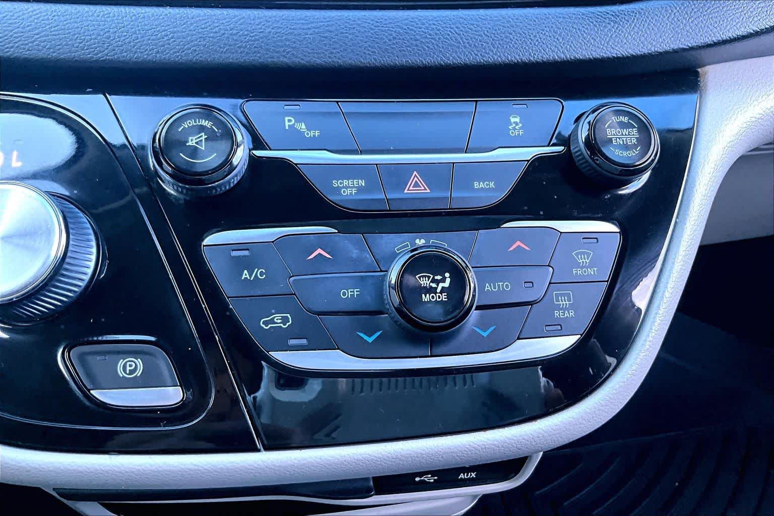 Used 2017 Chrysler Pacifica Touring-L FWD image 32