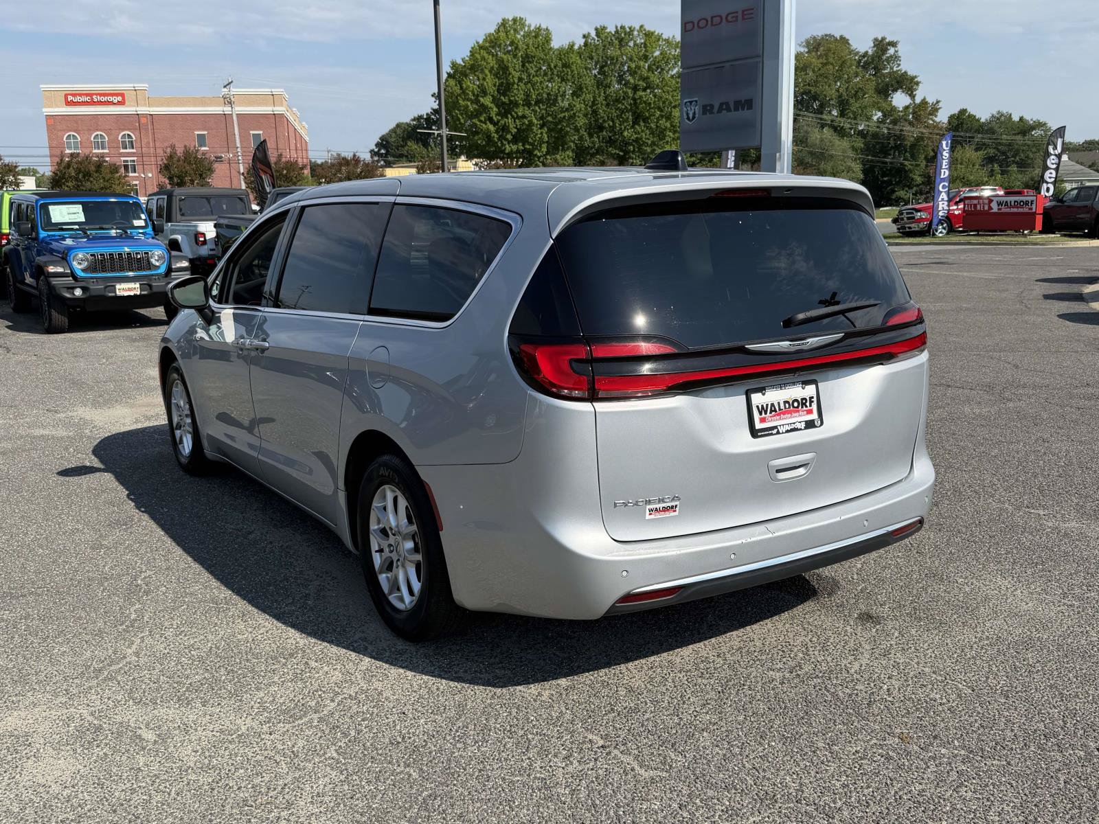Used 2023 Chrysler Pacifica Touring-L FWD image 5
