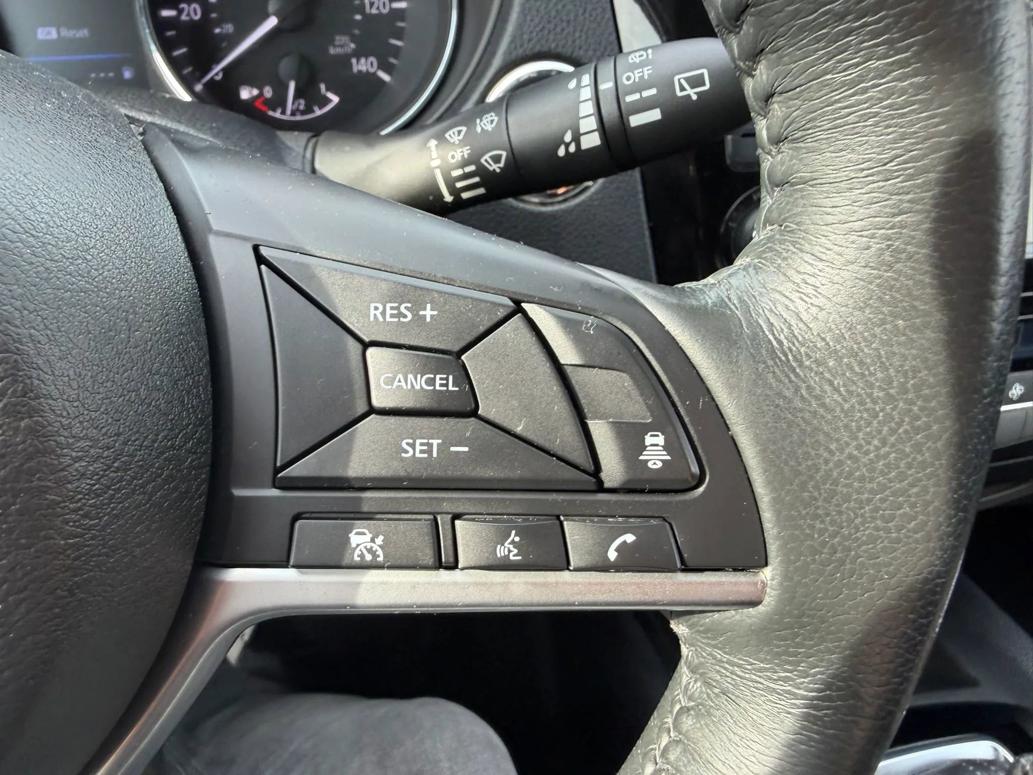 Used 2018 Nissan Rogue SV w/ Premium Package image 13