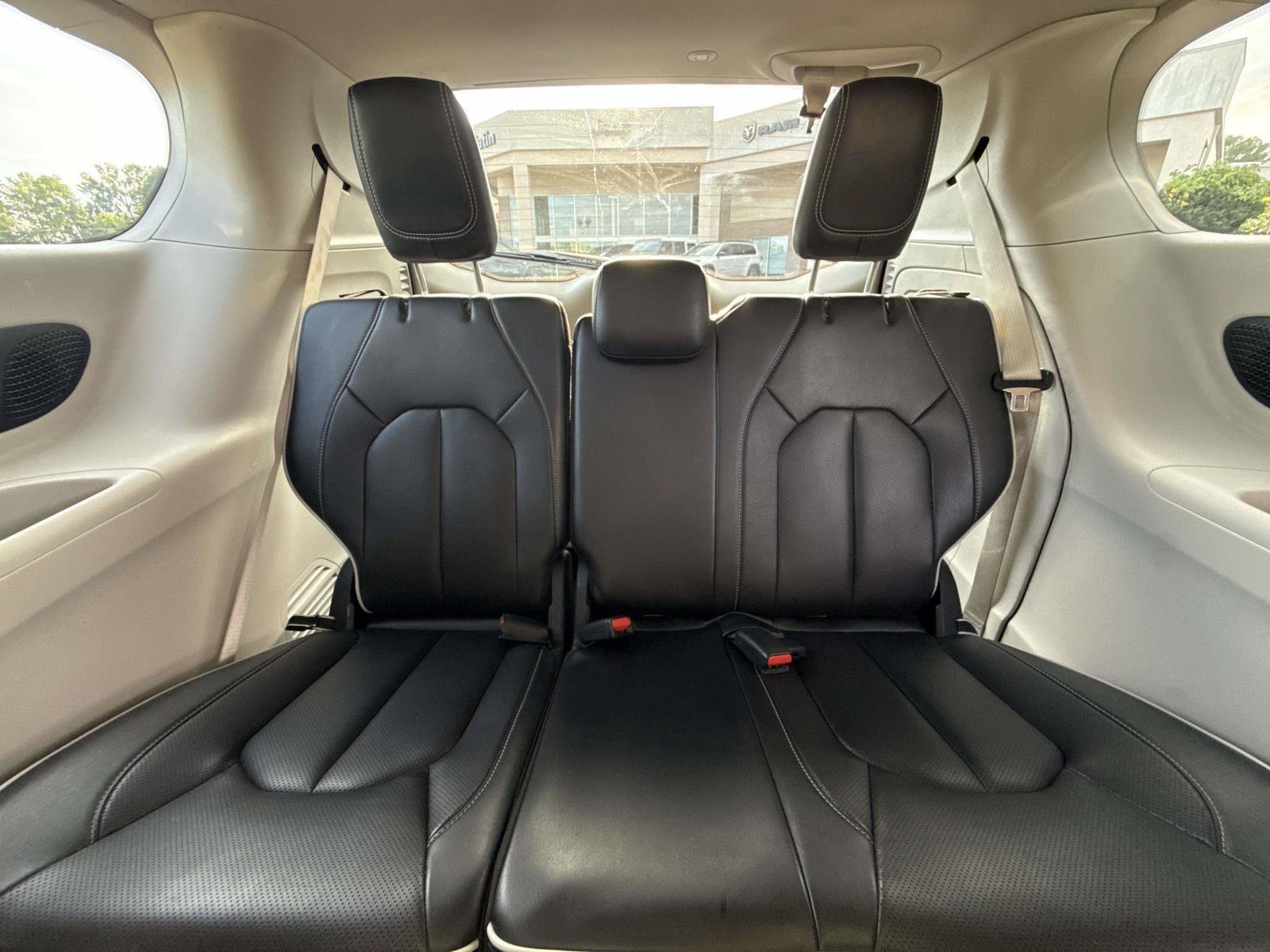 Used 2023 Chrysler Pacifica Limited FWD image 18