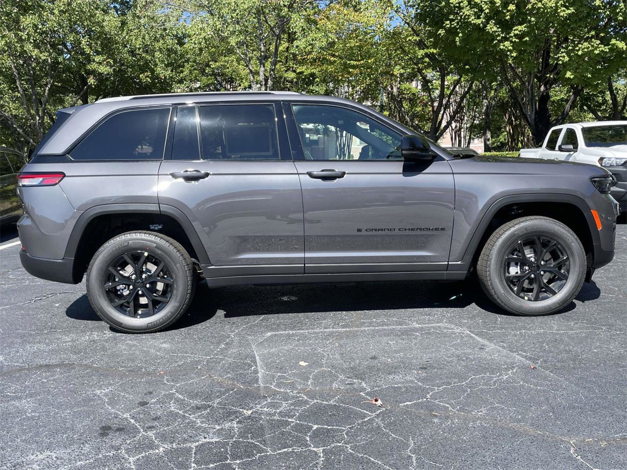 New 2025 Jeep Grand Cherokee Altitude image 10